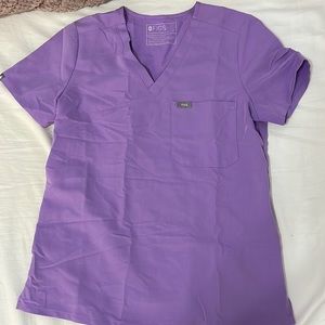 FIGS women’s Catarina one pocket scrub top in size small, color light purple